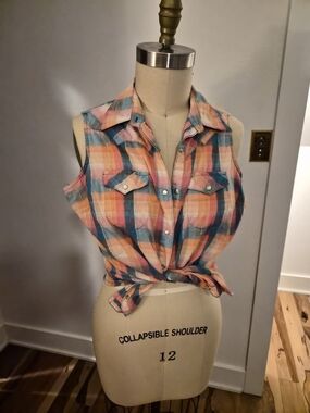 Wrangler Sleeveless Plaid Button-Front Shirt in Peach & Teal